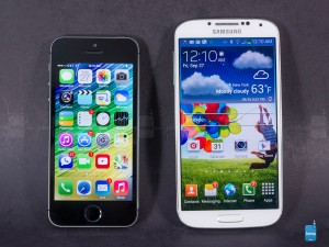 Apple-iPhone-5s-vs-Samsung-Galaxy-S4-001
